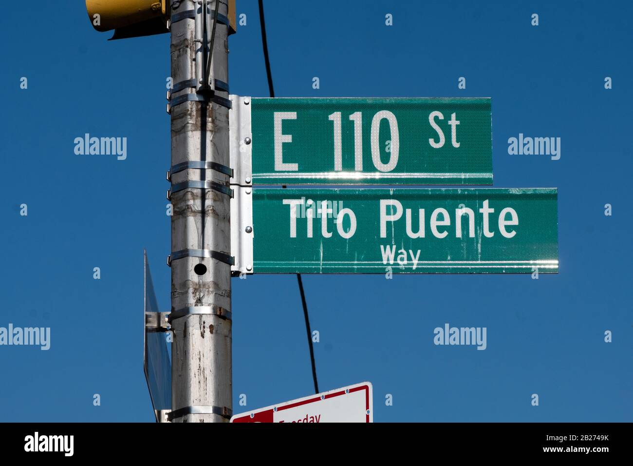 Un cartello stradale per TITO PUENTE WAY che onora l'artista e il bandleader del Latin Jazz. Alla 3rd Ave. & !00th Street in spagnolo Harlem, Manhattan, NYC. Foto Stock