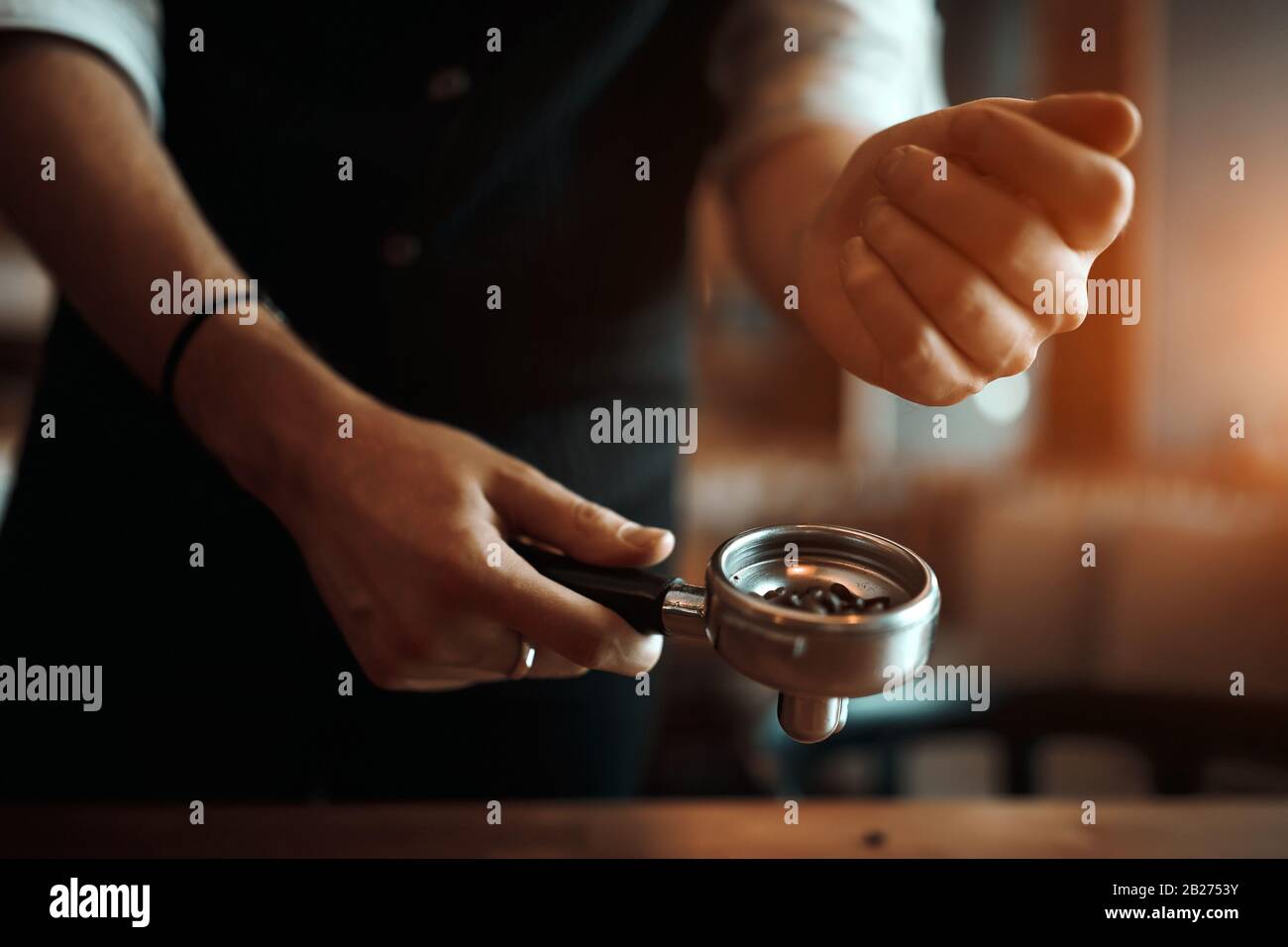 preparation method.man produce espresso, foto ritagliata Foto Stock