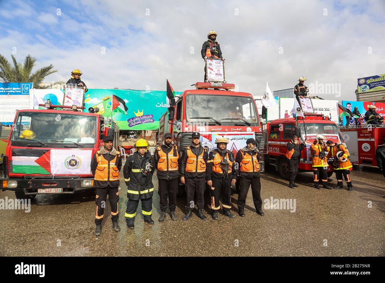 La difesa civile palestinese commemora l'occasione della Giornata internazionale della difesa civile, nella striscia di Gaza, il 1° marzo 2020. Foto Stock