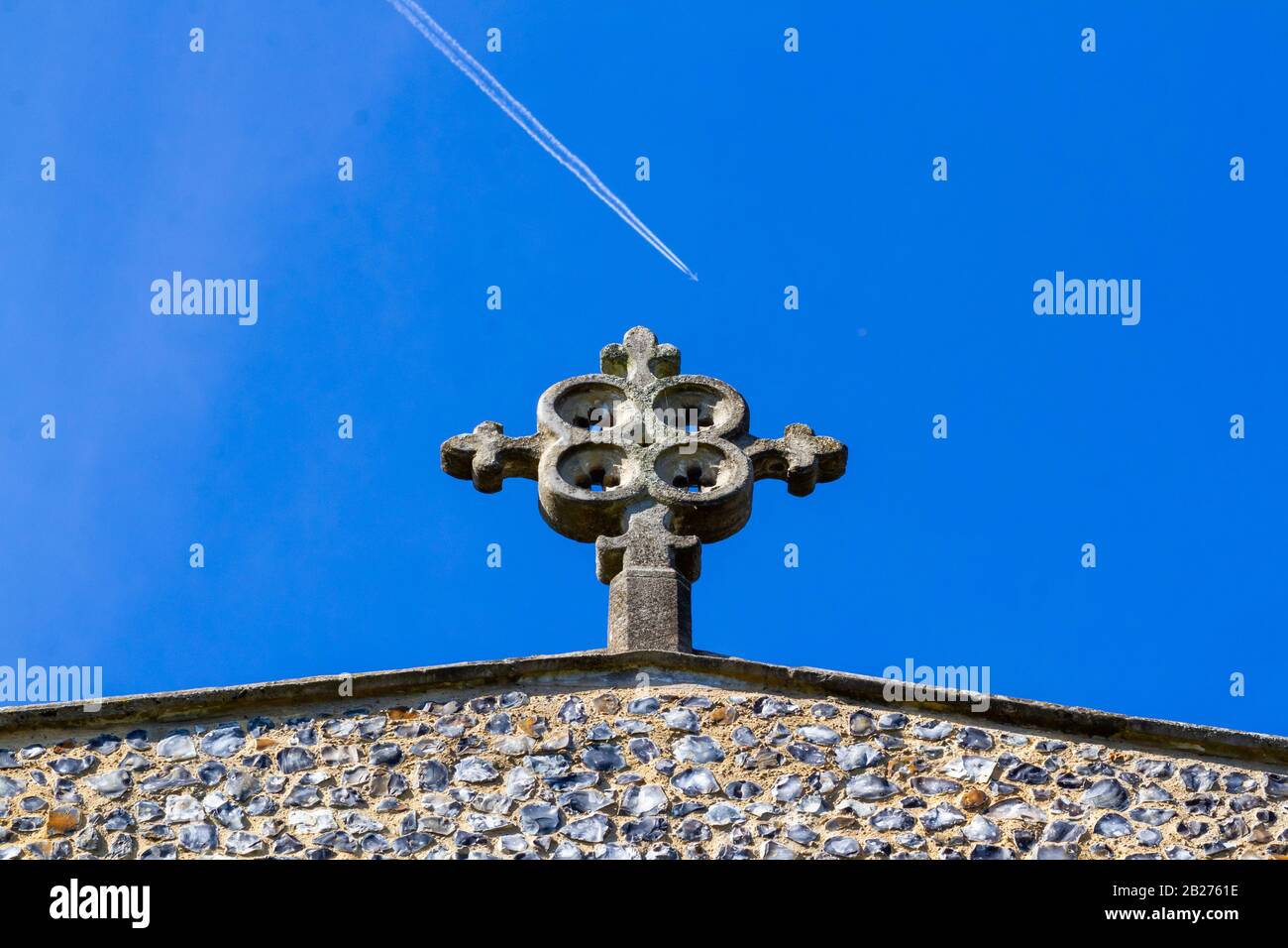 Croce di rosa vista di fronte al cielo blu sulla Chiesa di ST Marys in Ware, Hertfordshire, Foto Stock