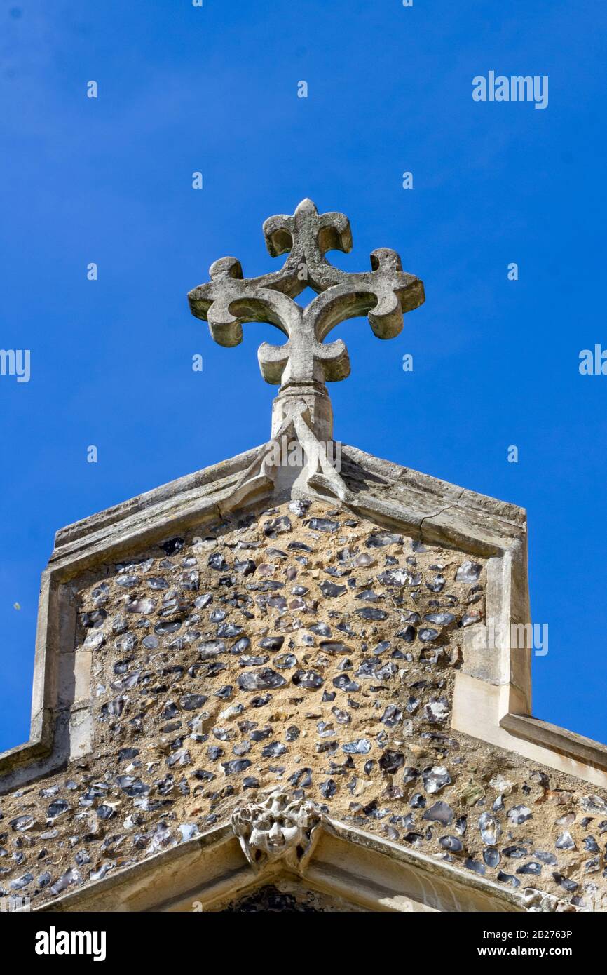 Croce di rosa vista di fronte al cielo blu sulla Chiesa di ST Marys in Ware, Hertfordshire, Foto Stock