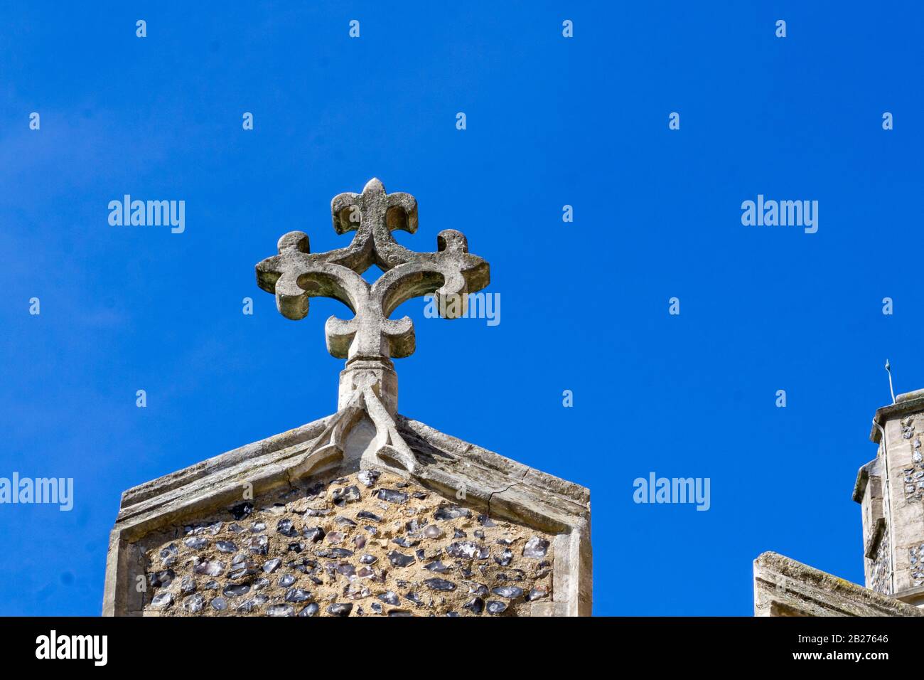 Croce di rosa vista di fronte al cielo blu sulla Chiesa di ST Marys in Ware, Hertfordshire, Foto Stock