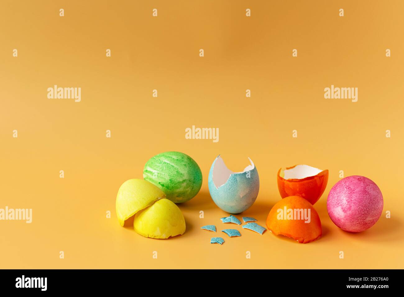 Uova colorate su sfondo arancione. Vacanze di Pasqua, tradizioni familiari. Uova di Pasqua. Foto Stock