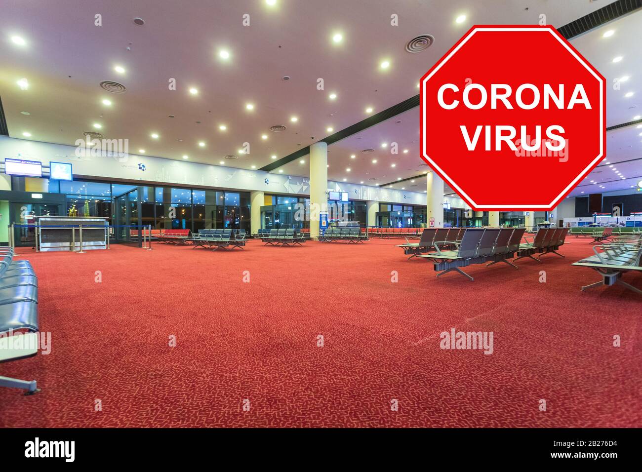 Il concetto di coronavirus impatto sugli aeroporti internazionali e sugli operatori aerei con terminale di imbarco vuoto chiuso per misure preventive Foto Stock