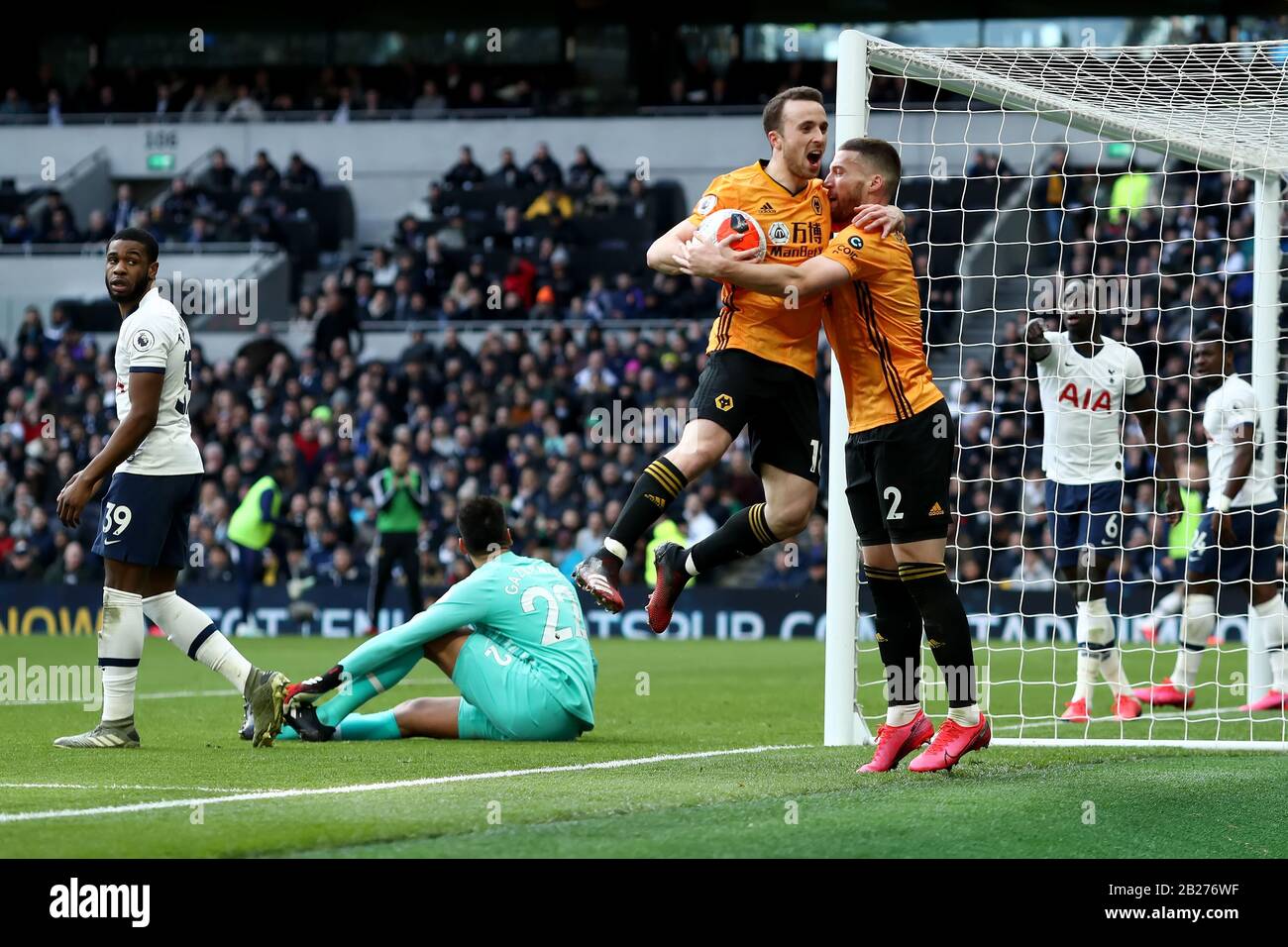 Tottenham Hotspur Stadium, Londra, Regno Unito. 1st Mar, 2020. Calcio inglese Premier League, Tottenham Hotspur contro Wanderers Wolverhampton; Diogo Jota di Wolverhampton Wanderers celebra come lui punteggi con Matt Doherty per 2-2 nel 58th minuto di credito: Action Plus Sports/Alamy Live News Foto Stock