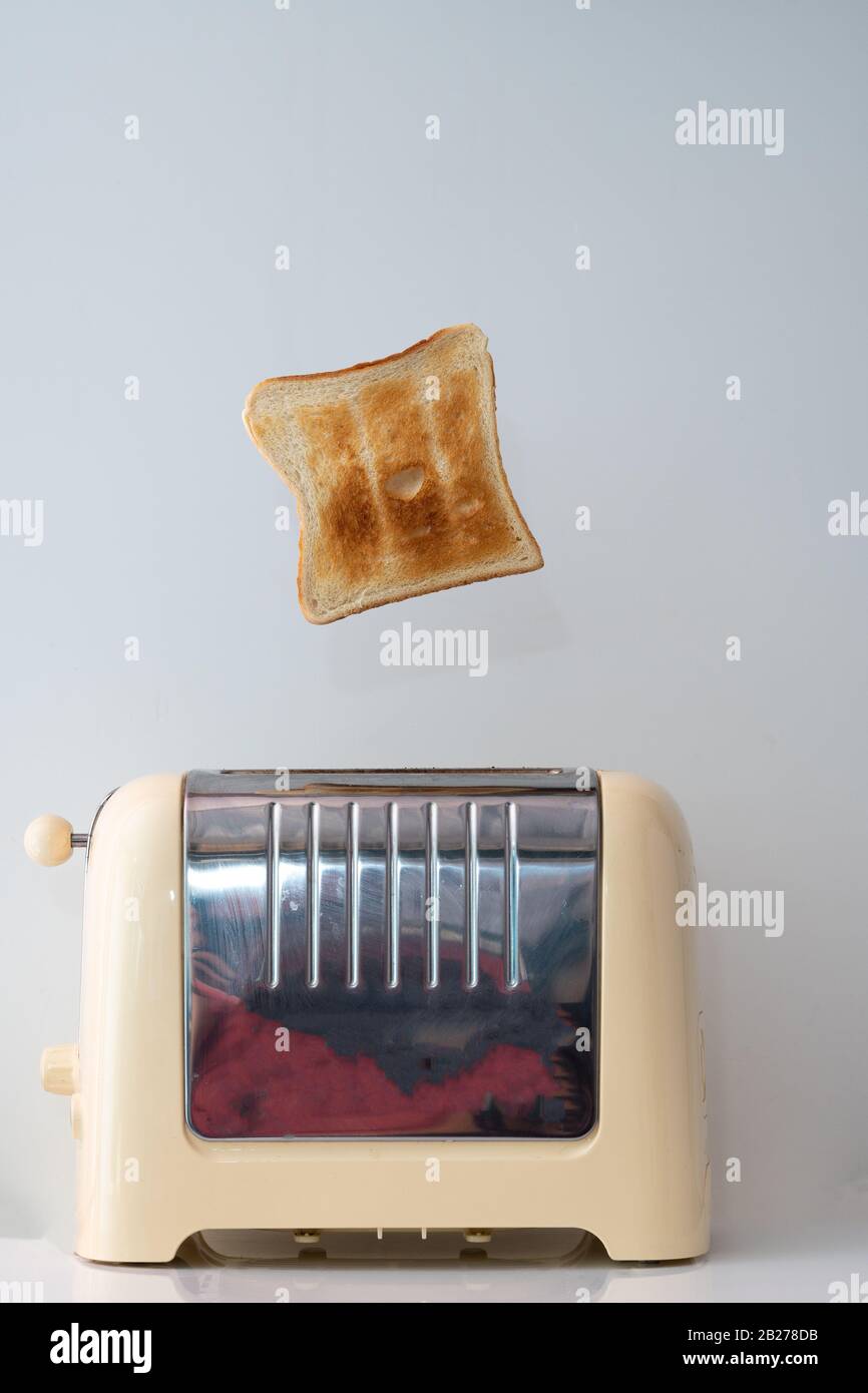 una fetta di pane tostato si torce su un tostapane Foto Stock