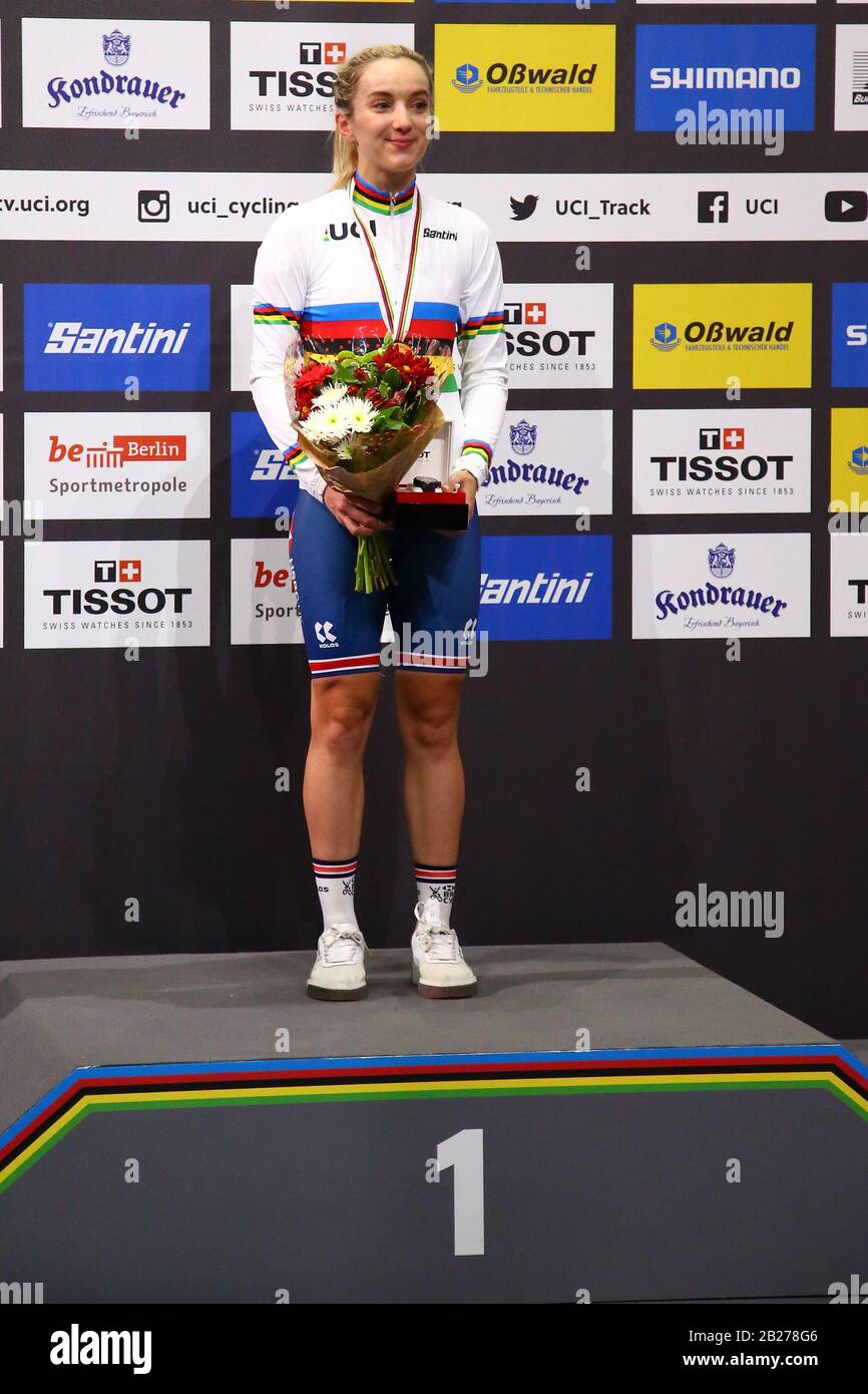 Berlino, Germania. 01st Mar, 2020. Elinor Barker of Great Britain celebra le pose con la sua medaglia per aver vinto la gara di punti femminile durante il giorno 5 dei Campionati mondiali di ciclismo UCI, al Velodrom, Berlino Germania. Credit: Agenzia Fotografica Sportiva Europea/Alamy Live News Foto Stock