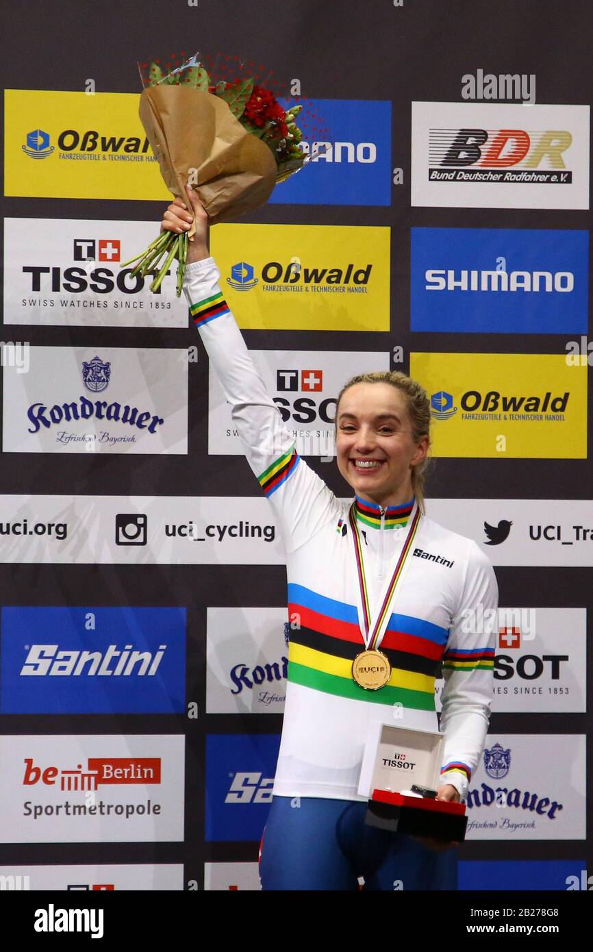 Berlino, Germania. 01st Mar, 2020. Elinor Barker of Great Britain celebra le pose con la sua medaglia per aver vinto la gara di punti femminile durante il giorno 5 dei Campionati mondiali di ciclismo UCI, al Velodrom, Berlino Germania. Credit: Agenzia Fotografica Sportiva Europea/Alamy Live News Foto Stock
