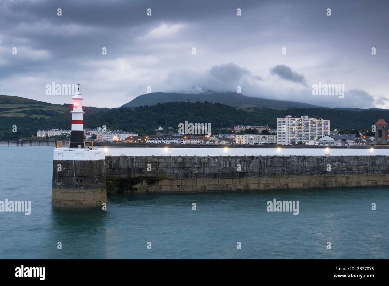 Faro o faro sul porto sull'isola di Man, Mare d'Irlanda, Regno Unito Foto Stock