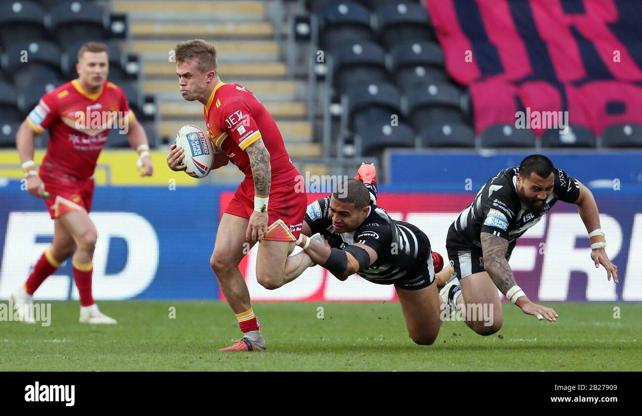 Il Lewis Tierney dei Catalans Dragons viene affrontato durante la partita della Super League allo stadio KCOM di Hull. Foto Stock