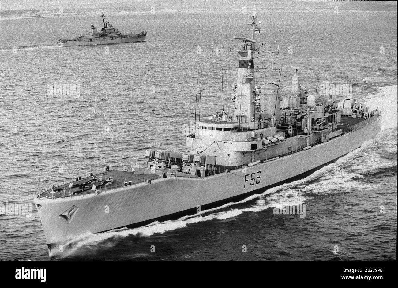 HMS Argonaut dopo la sua conversione da 'Exocet Leander' a 'Trainati array Leander'. Argonaut è stato danneggiato dalle bombe argentine durante il conflitto Falkland del 1982, uccidendo due del suo equipaggio. Un fregate di classe Oslo della marina norvegese sullo sfondo. Foto Stock