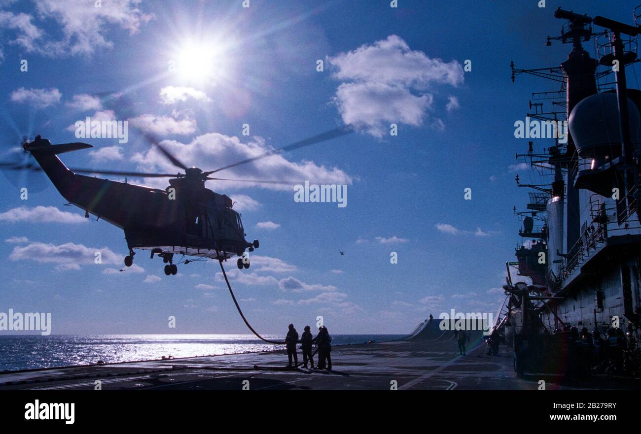Il vettore aereo Royal Navy HMS Invincible nel LPH (Landing Platform Helicopter), ruolo di assualt. Un elicottero Sea King HC4 viene rifornito durante il volo dal ponte di volo. Foto Stock
