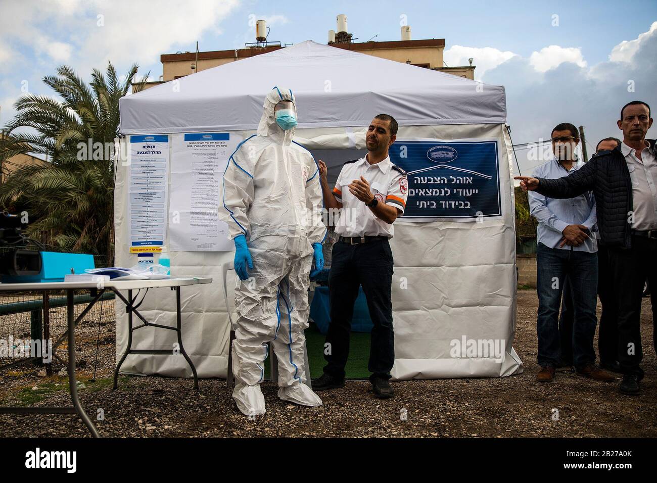 Tel Aviv, Israele. 01st Mar, 2020. Magen David Adom 'Red Shield of David' pratica personale durante un esercizio per ottenere una speciale stazione di voto per Corona quarantena cittadini pronti per le elezioni parlamentari israeliane, che ha ucciso per il 2 marzo. Credit: Ilia Yefimovich/Dpa/Alamy Live News Foto Stock
