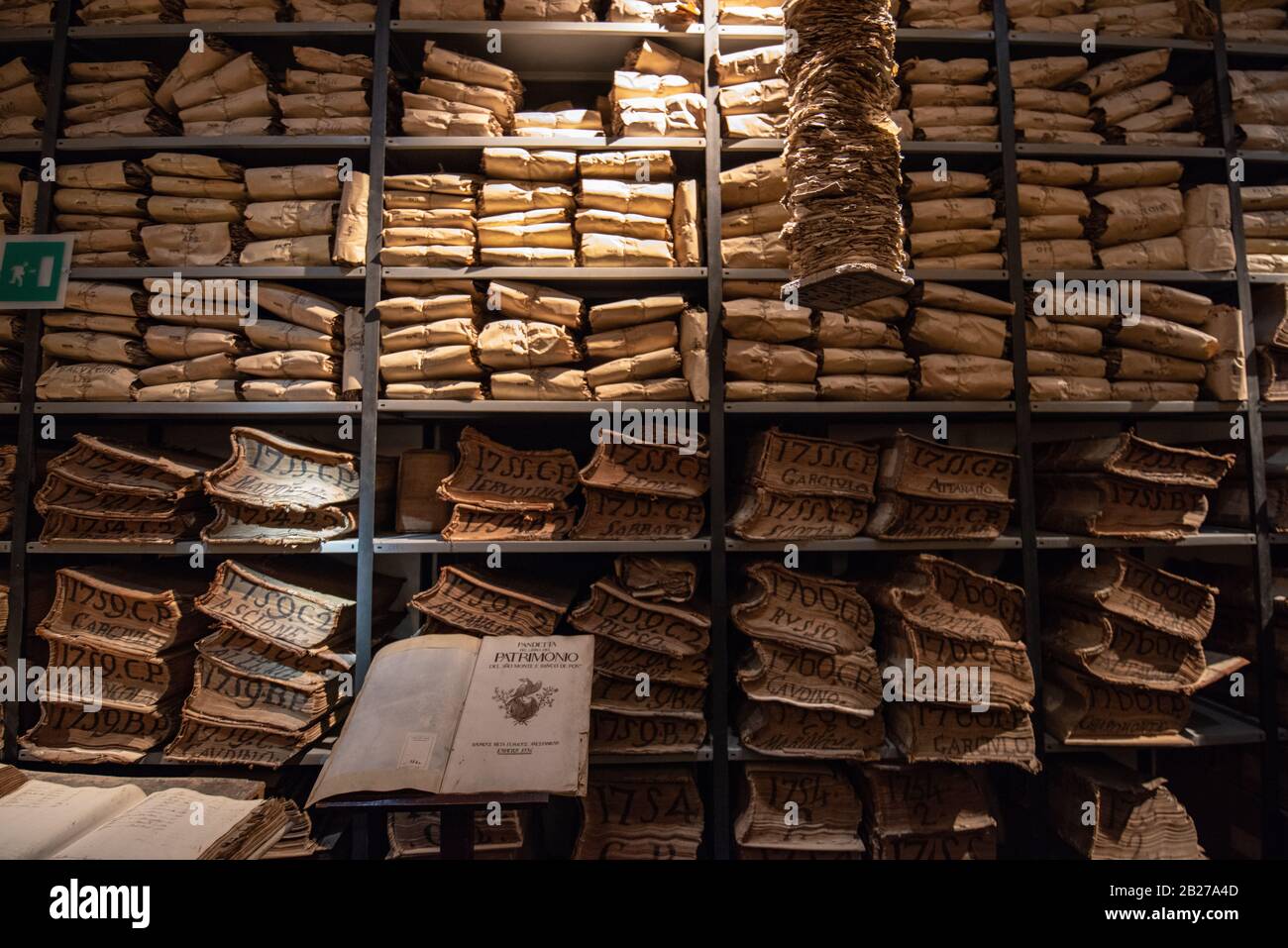 Napoli, Archivio storico dei banchi di Napoli, Museo il Cartastorie, via dei Tribunali, kebab di ricevute Foto Stock