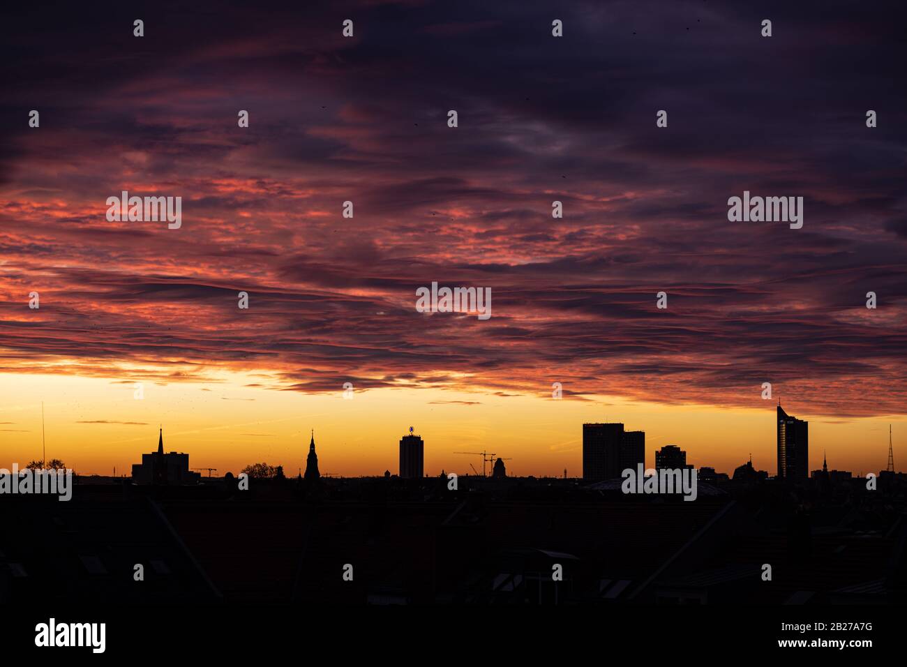 Lipsia, Germania, Alba sullo skyline di Lipsia con nuvole rosse Foto Stock