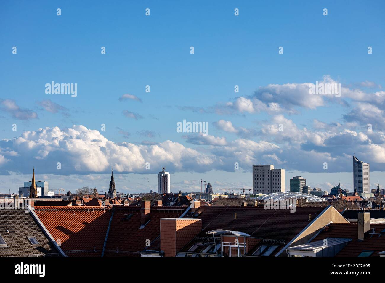 Lipsia, Germania / cielo blu sullo skyline di Lipsia Foto Stock