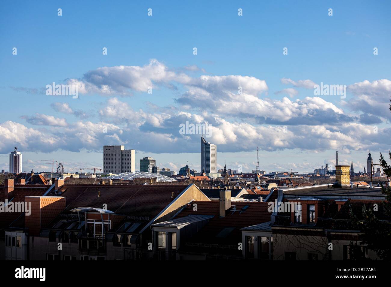 Lipsia, Germania / cielo blu sullo skyline di Lipsia Foto Stock