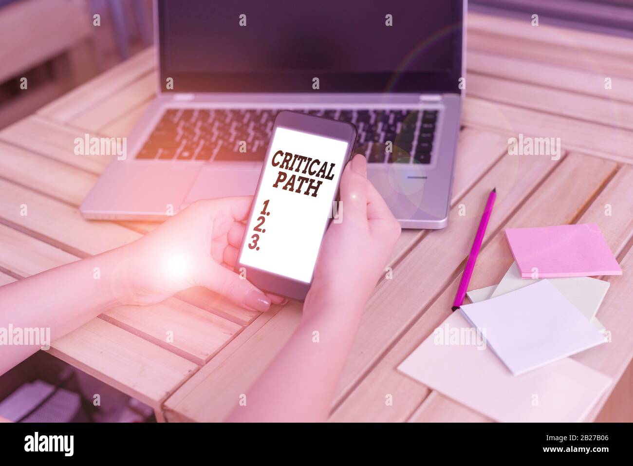 Segno di testo che mostra il percorso critico. Business photo presentazione di sequenza di fasi di un progetto che richiede il tempo più lungo Foto Stock