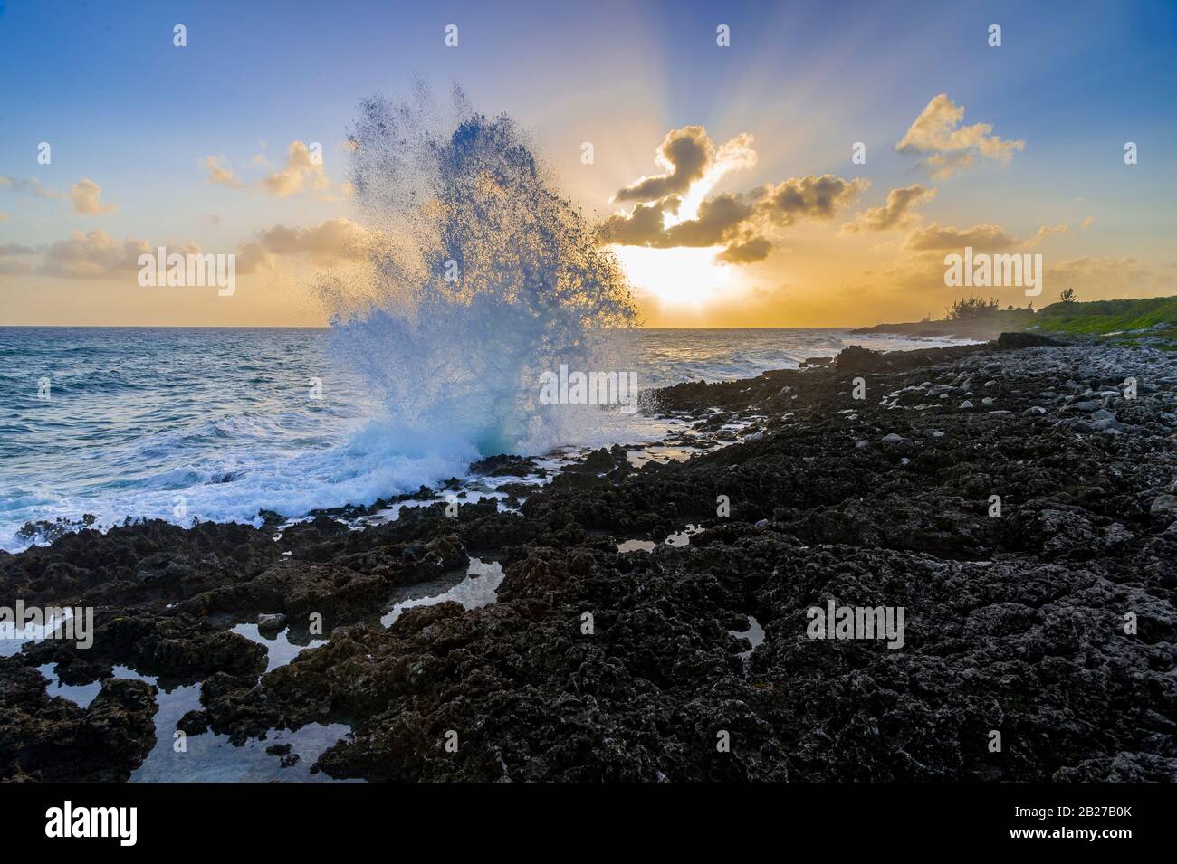 Le onde si infrangono in rocce a grande splash a Grand Cayman blowwhole Foto Stock
