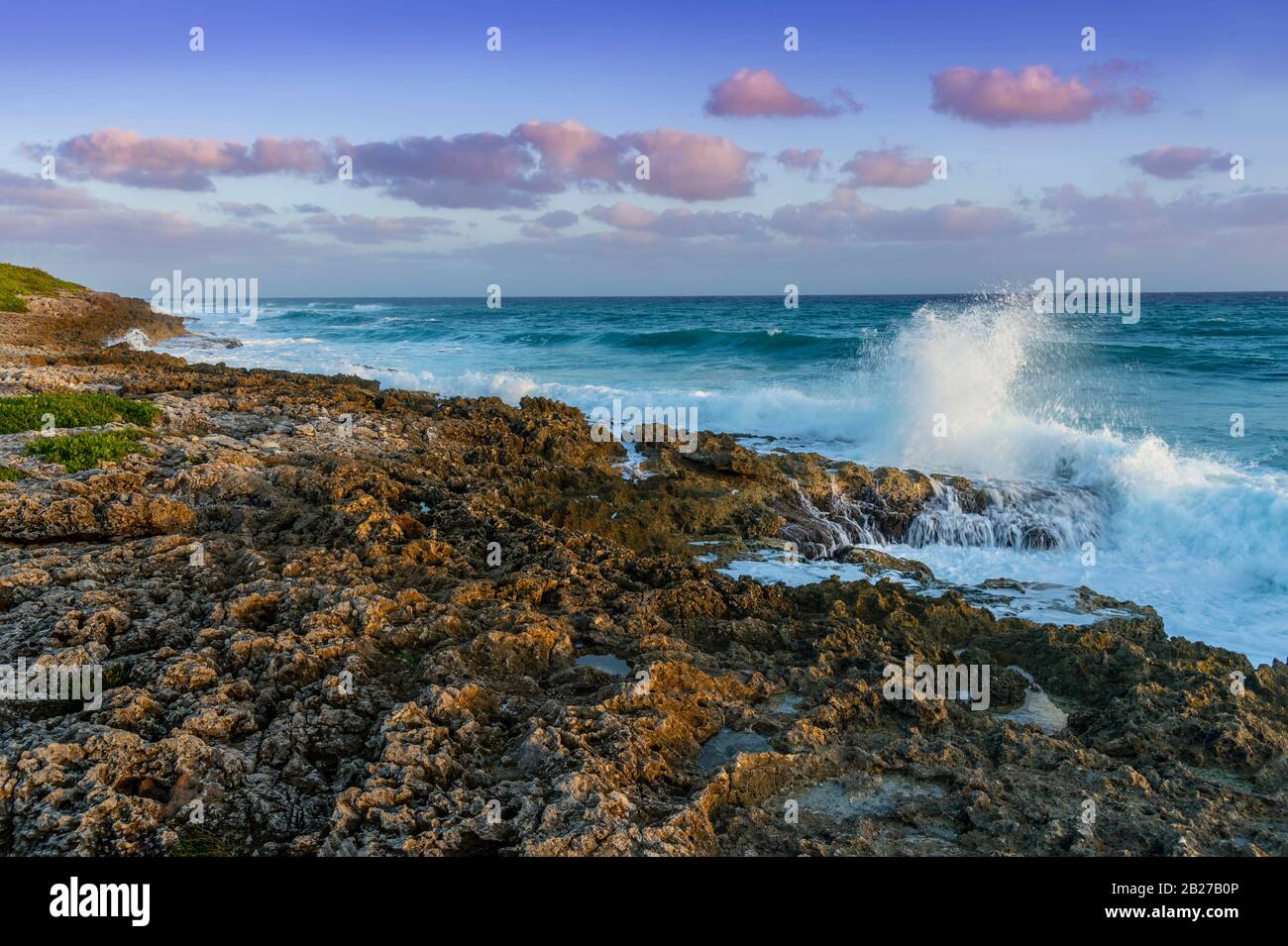 Le onde si infrangono in rocce a grande splash a Grand Cayman blowwhole Foto Stock