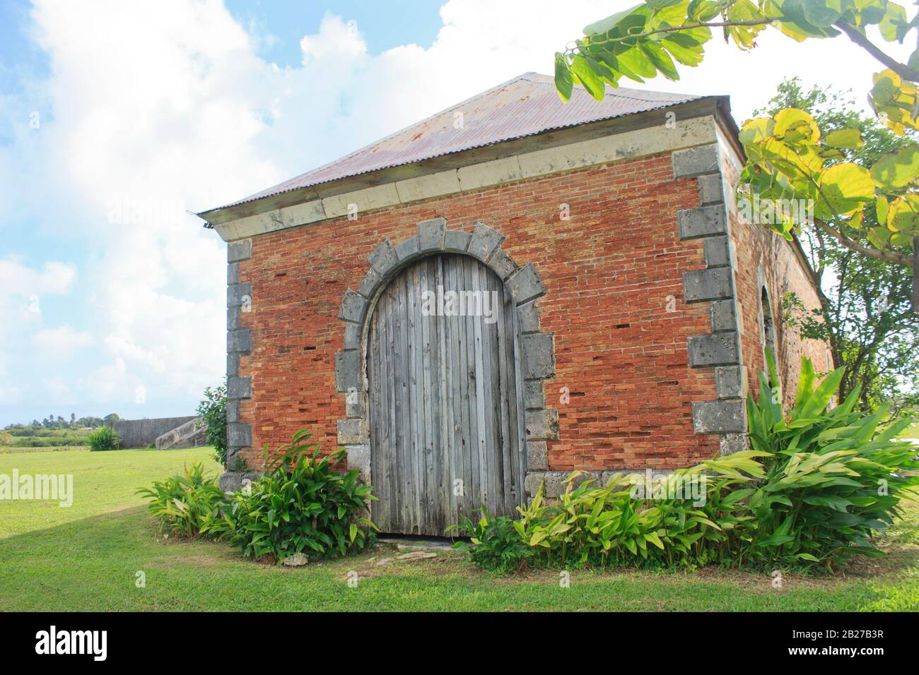 Elevazione frontale di una secolare struttura coloniale situato su acreages di verde all'Habitation Roussel Trianon a Marie Galante de Guadalupa Foto Stock