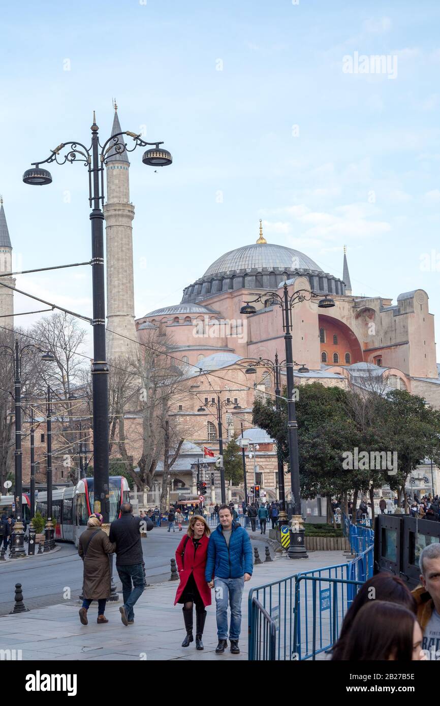 Istanbul / Turchia - 01/19/2019: Persone a piedi in Piazza Sultanahmet. Hagia Sophia (Ayasofya) può essere visto sullo sfondo. Istanbul, Turchia. Foto Stock