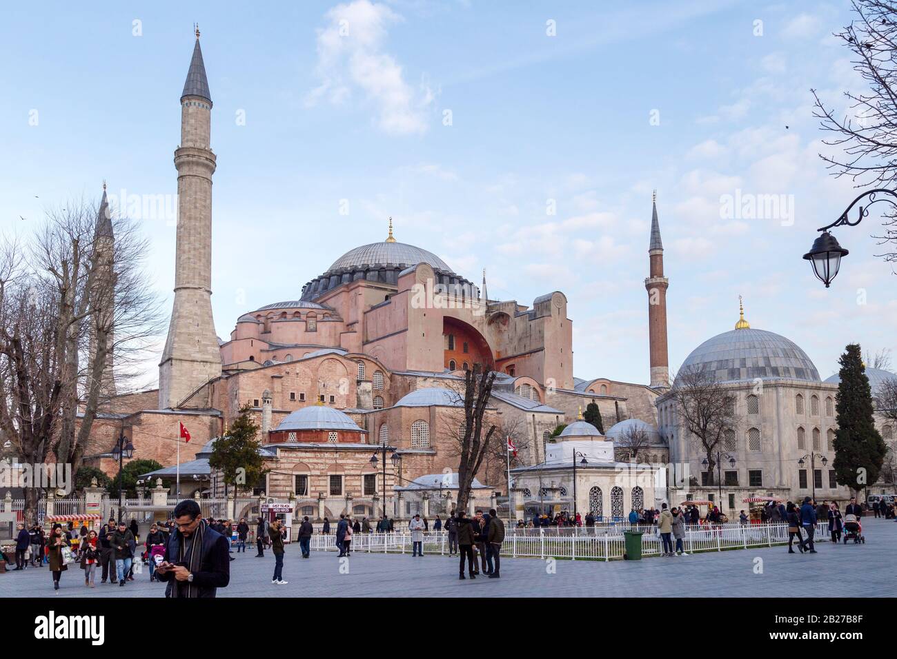 Istanbul / Turchia - 01/19/2019: Persone a piedi in Piazza Sultanahmet. Hagia Sophia (Ayasofya) può essere visto sullo sfondo. Istanbul, Turchia. Foto Stock