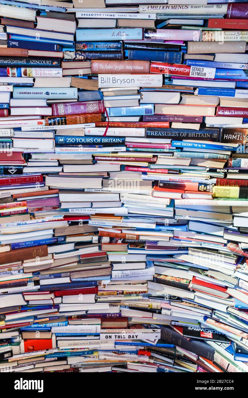 Una grande pila di libri che giace orizzontalmente Foto Stock