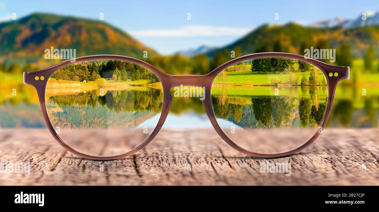 Vista attraverso gli occhiali alla natura Foto Stock