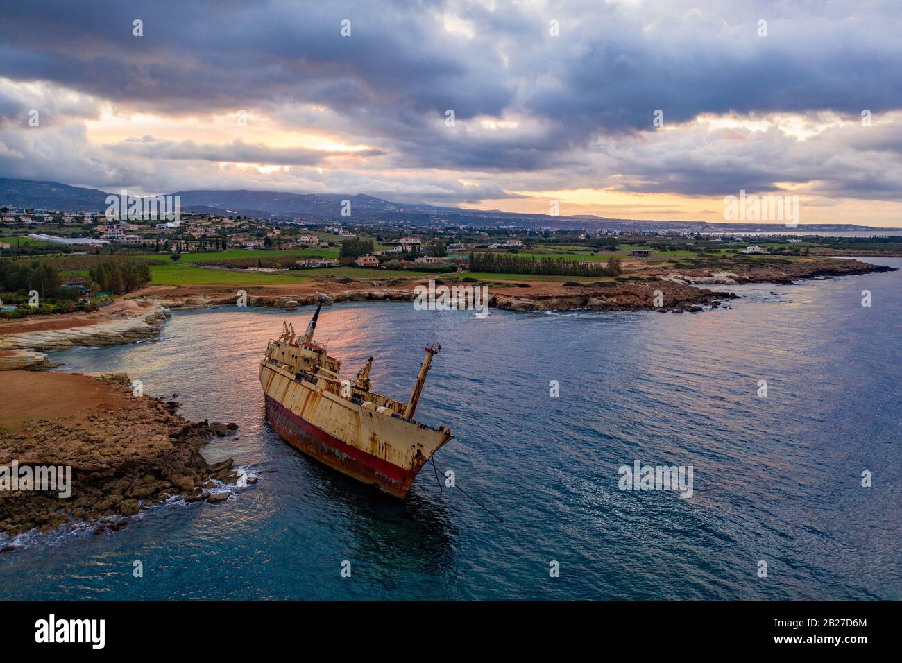 Aereo drone vista nave relitto sulla spiaggia. Pegeia vicino a Paphos su Cipro Foto Stock