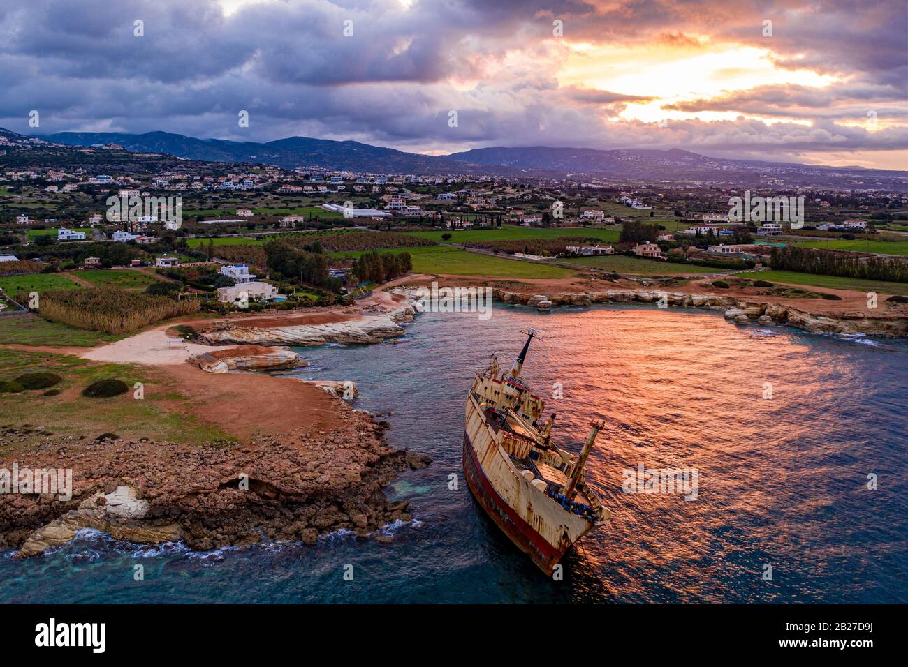 Vista del drone sul relitto della nave a Pegeia. Alba su Cipro Foto Stock