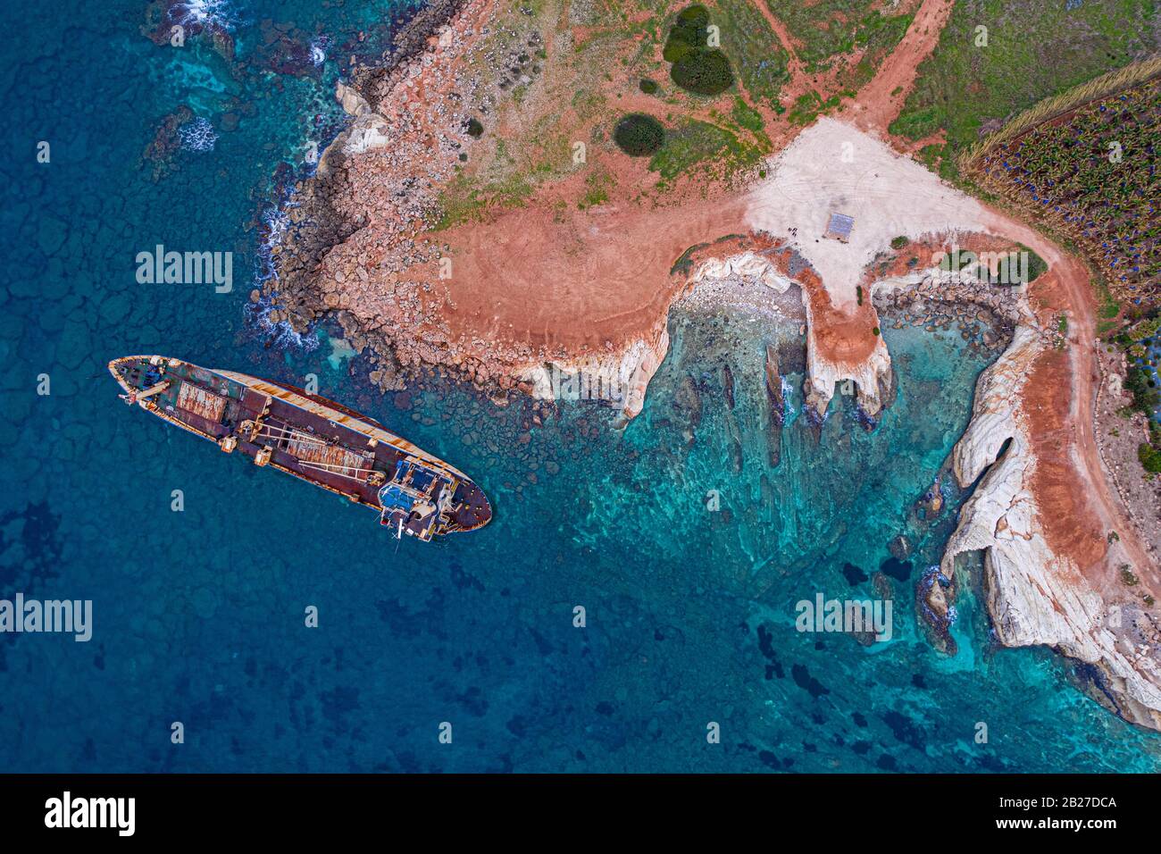 Aereo drone vista nave relitto sulla spiaggia. Pegeia vicino a Paphos su Cipro Foto Stock