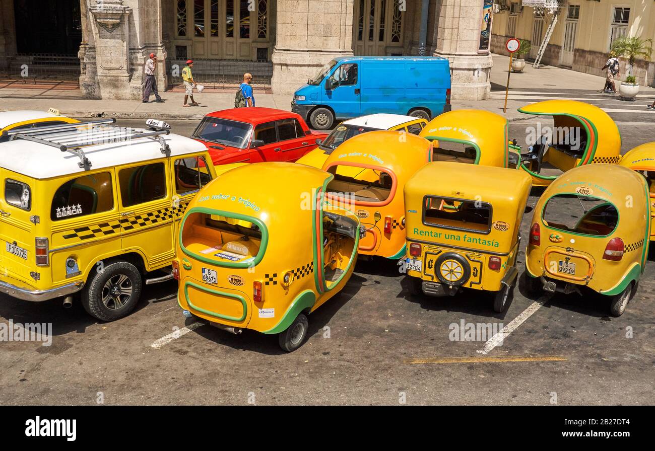 Havana, Cuba - 08 maggio 2019: Taxi giallo su Havana Street a Cuba. Il taxi è uno dei metodi per viaggiare intorno a Cuba che i turisti scelgono. Parque Foto Stock