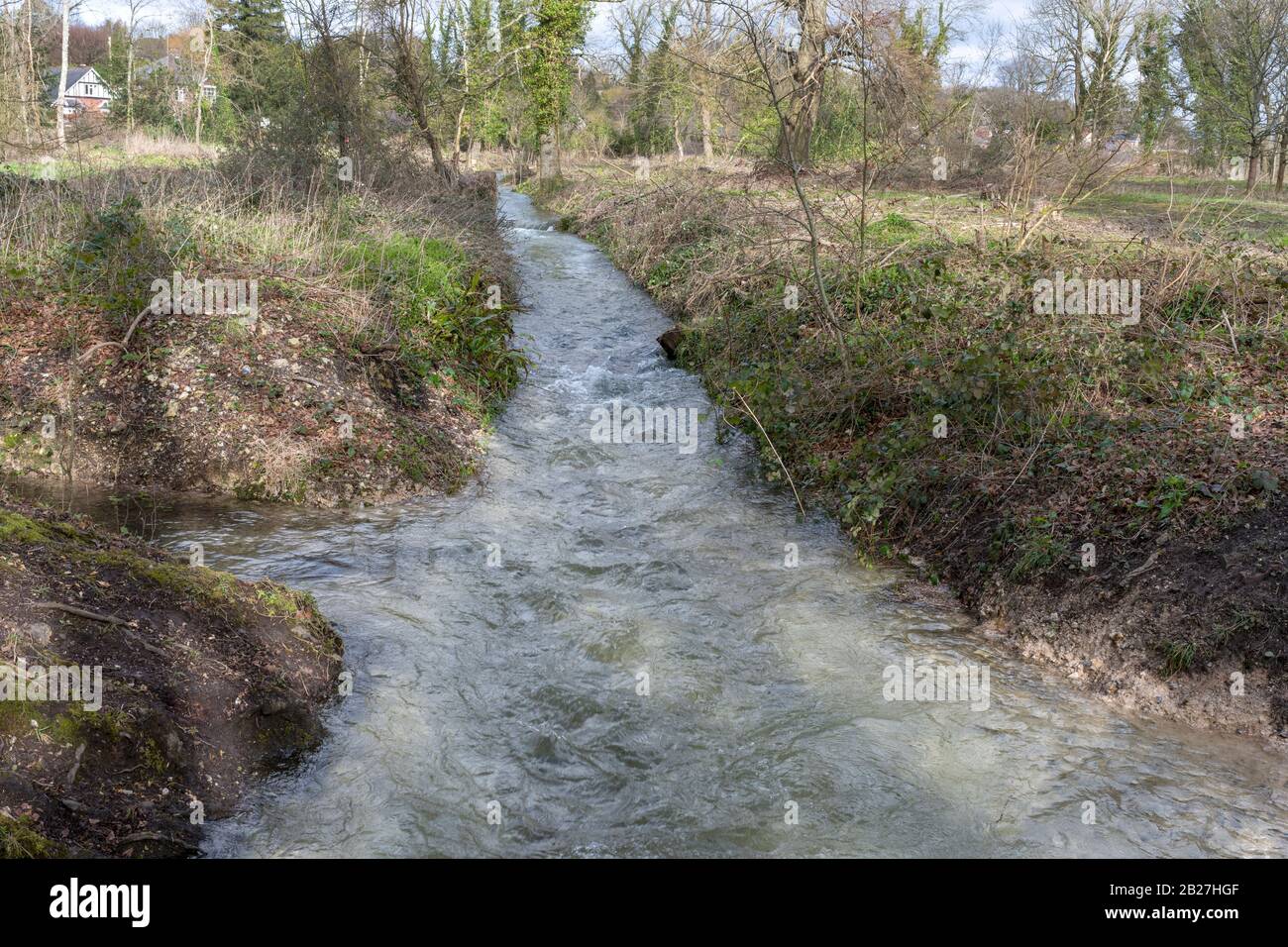 Un ruscello senza nome al Rowlands Castle in piena dopo la pioggia battente nel febbraio 2020 a Monarchs Way, Rowlands Castle, Hampshire, Inghilterra, Regno Unito Foto Stock