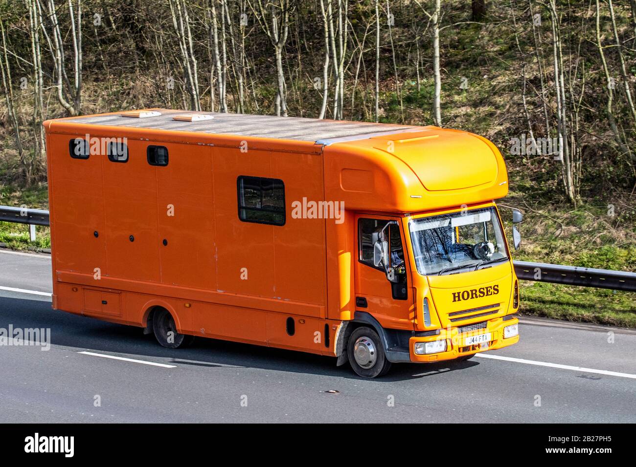 2004 Iveco Eurocargo, Grande crine arancione; camion HGV Haulage, camion, trasporto, camion, cargo carrier, veicolo, industria europea del trasporto commerciale, M61 a Manchester, Regno Unito Foto Stock