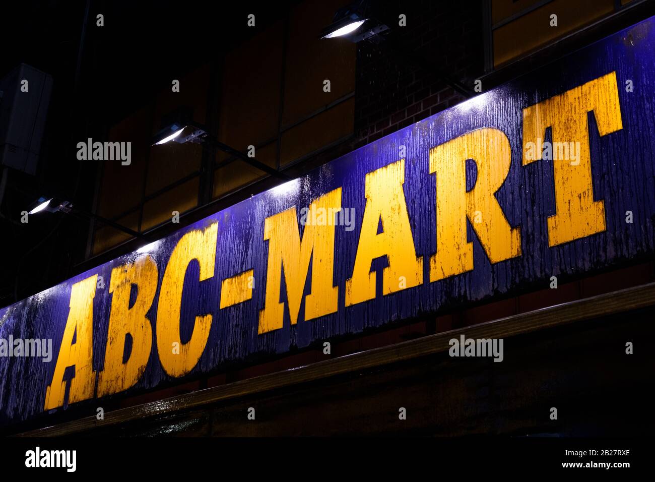 Segnaletica in un negozio chiamato "ABC-Mart" a Shinjuku, Tokyo, Giappone, in una notte piovosa. Foto Stock