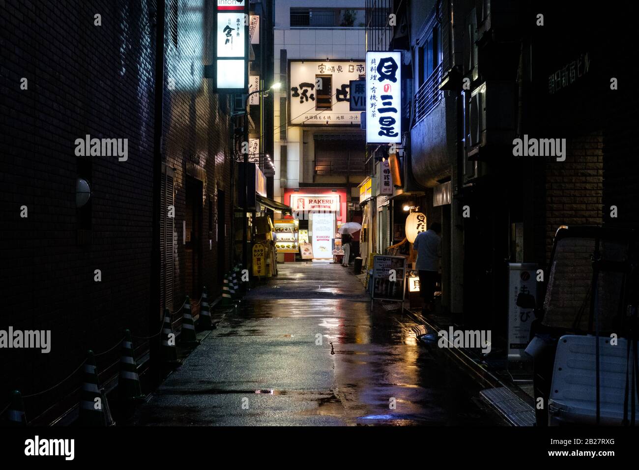 Le strade di Shinjuku in una notte piovosa a Tokyo, Giappone, nel 2019. Foto Stock