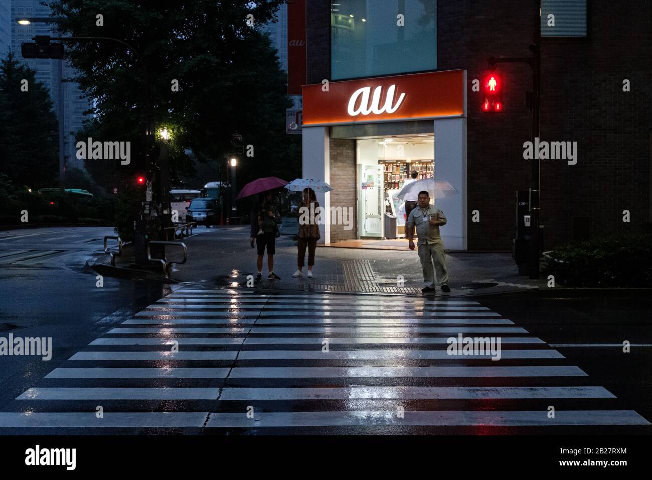 Le strade di Shinjuku in una notte piovosa a Tokyo, Giappone, nel 2019. Foto Stock