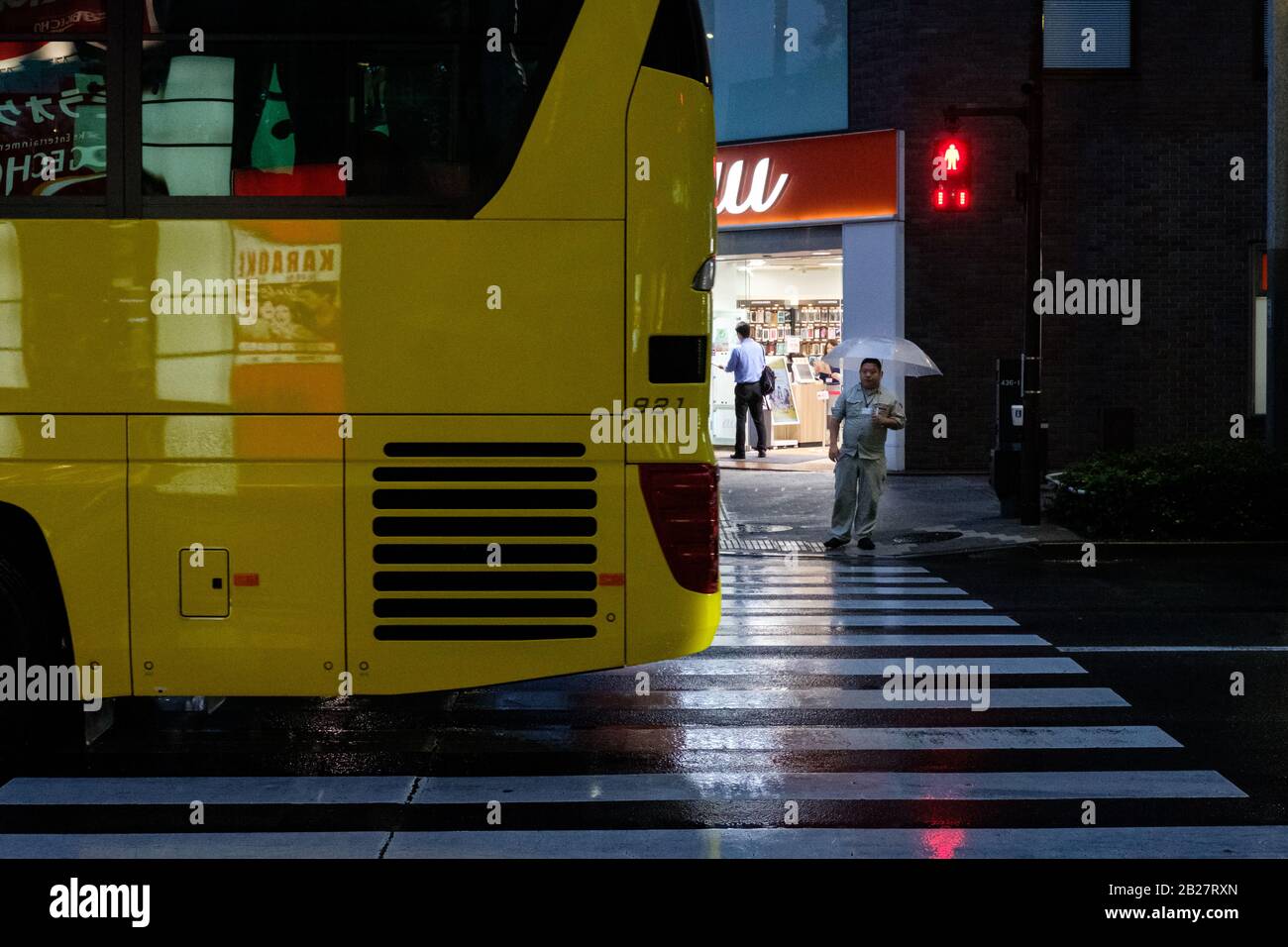 Le strade di Shinjuku in una notte piovosa a Tokyo, Giappone, nel 2019. Foto Stock