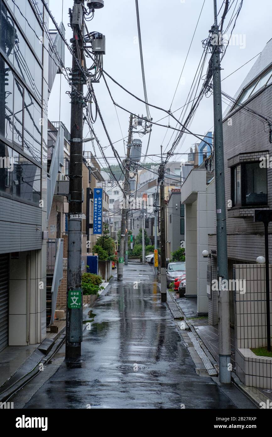 Vicolo deserto in una giornata piovosa a Tokyo, Giappone. Foto Stock