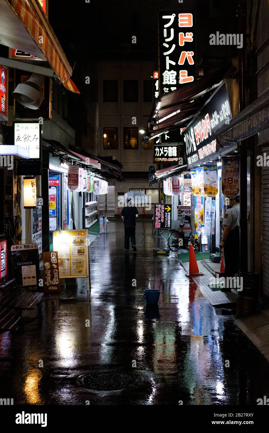 Le strade di Shinjuku in una notte piovosa a Tokyo, Giappone, nel 2019. Foto Stock