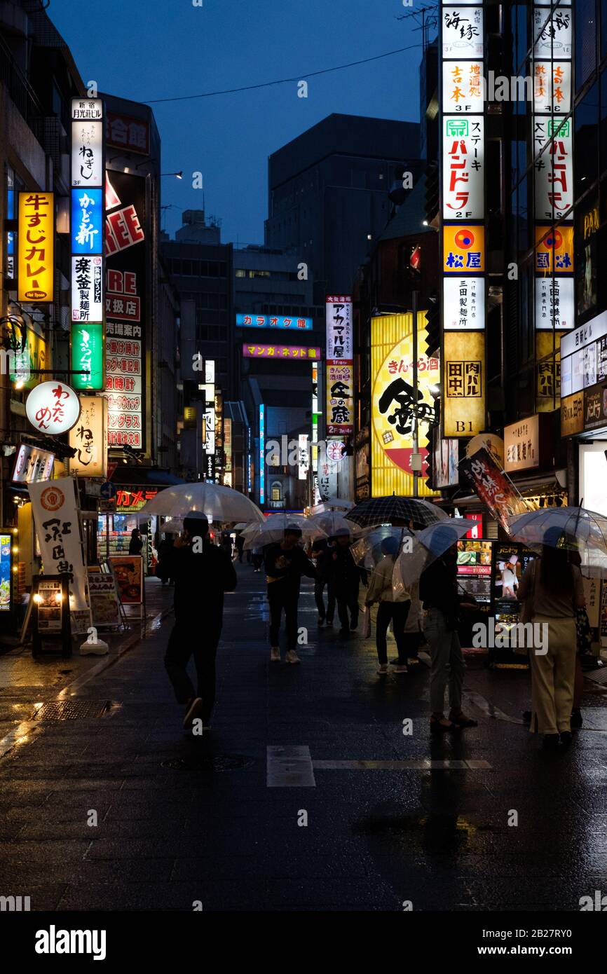 Le strade di Shinjuku in una notte piovosa a Tokyo, Giappone, nel 2019. Foto Stock