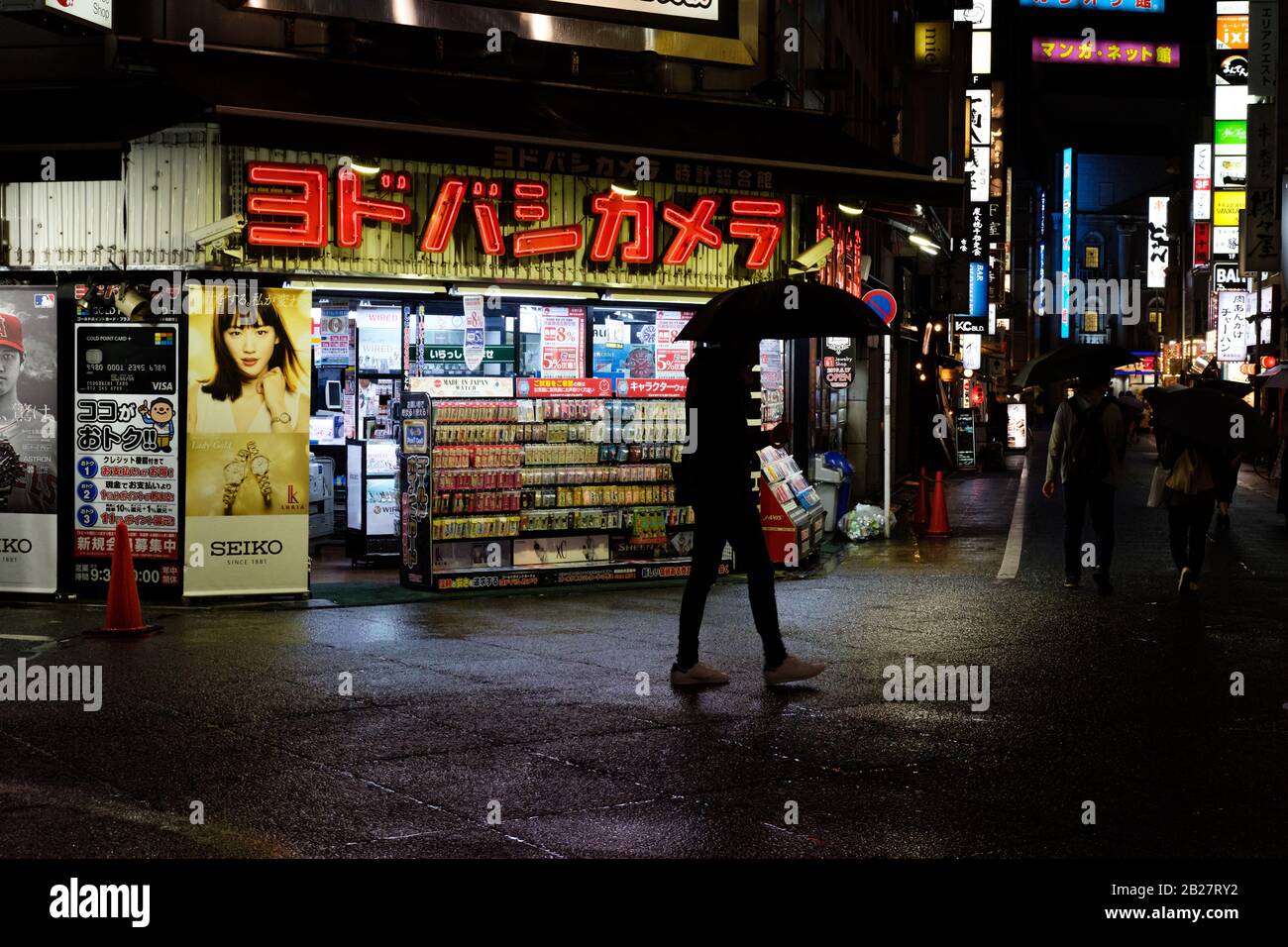Le strade di Shinjuku in una notte piovosa a Tokyo, Giappone, nel 2019. Foto Stock