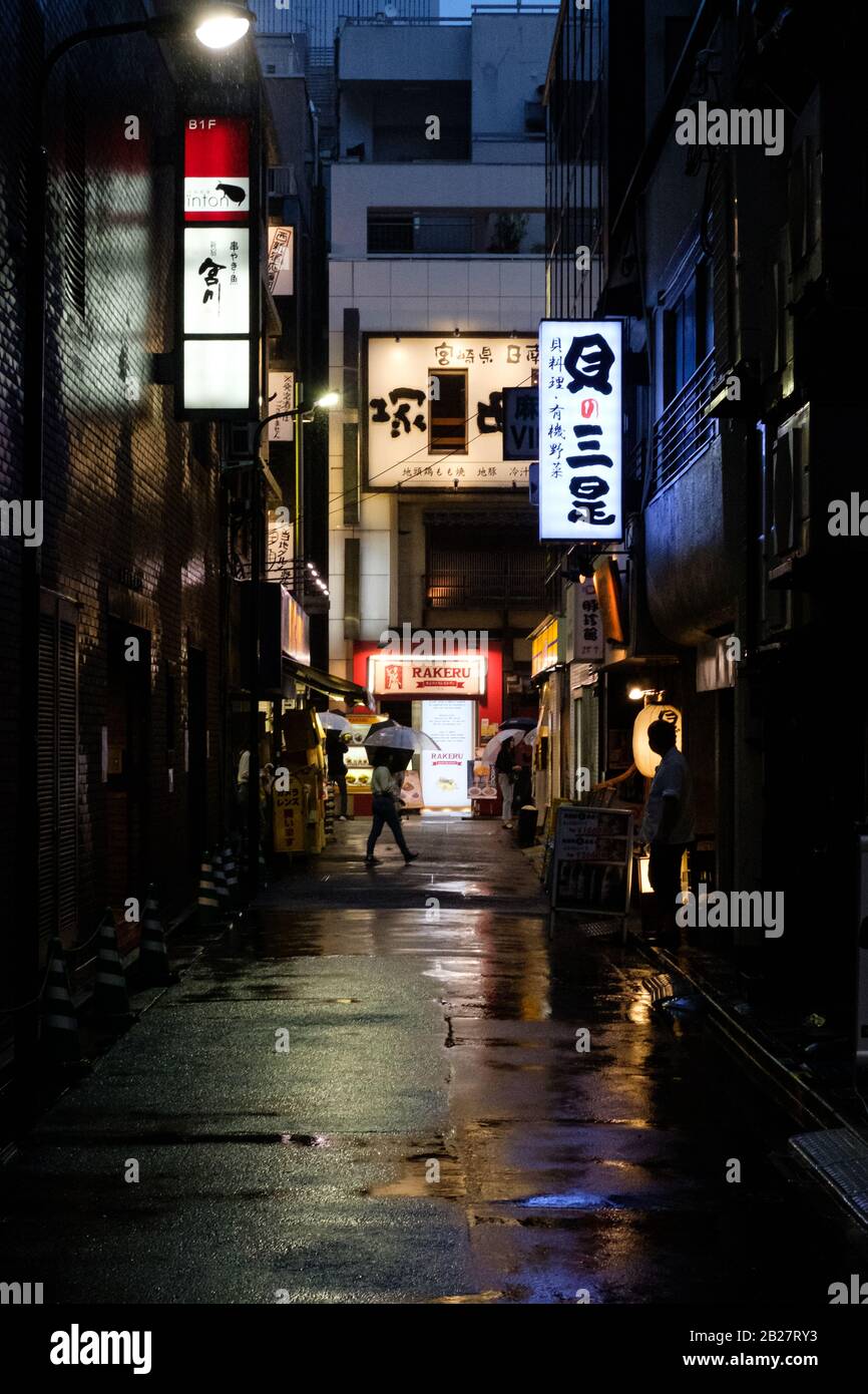Le strade di Shinjuku in una notte piovosa a Tokyo, Giappone, nel 2019. Foto Stock
