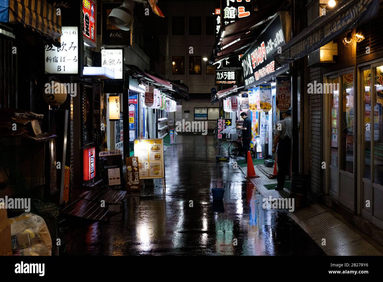 Le strade di Shinjuku in una notte piovosa a Tokyo, Giappone, nel 2019. Foto Stock
