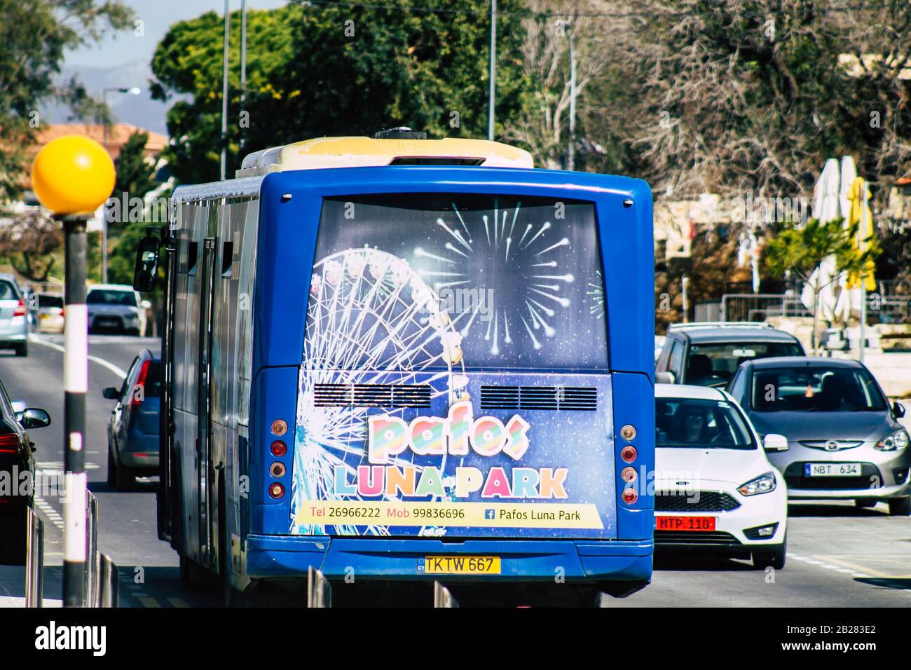 Cipro di Paphos 29 febbraio 2020 Vista di un autobus pubblico tradizionale che rotola nelle strade di Paphos nel pomeriggio Foto Stock