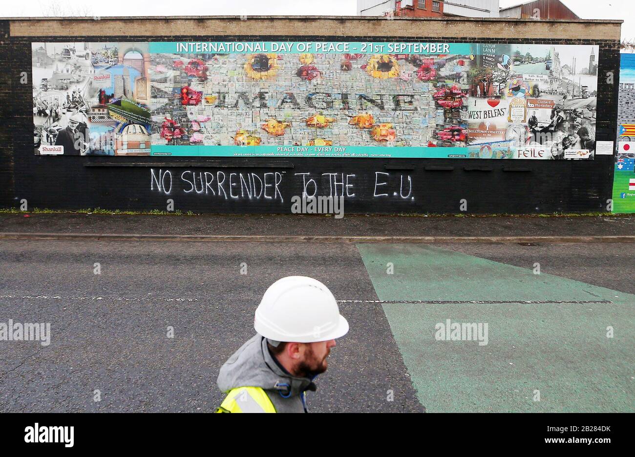 Graffiti anti-UE sulla linea di pace a Belfast, Irlanda del Nord, prima che il Regno Unito negoziasse un accordo con l'Unione europea su come lasciare l'UE. Foto Stock