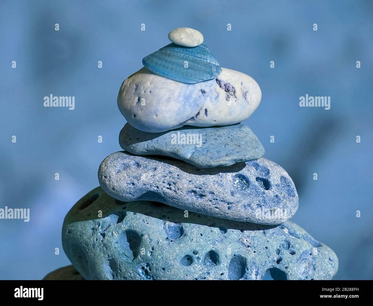 Pila di pietre per equilibrio e armonia in colori luminosi Foto Stock