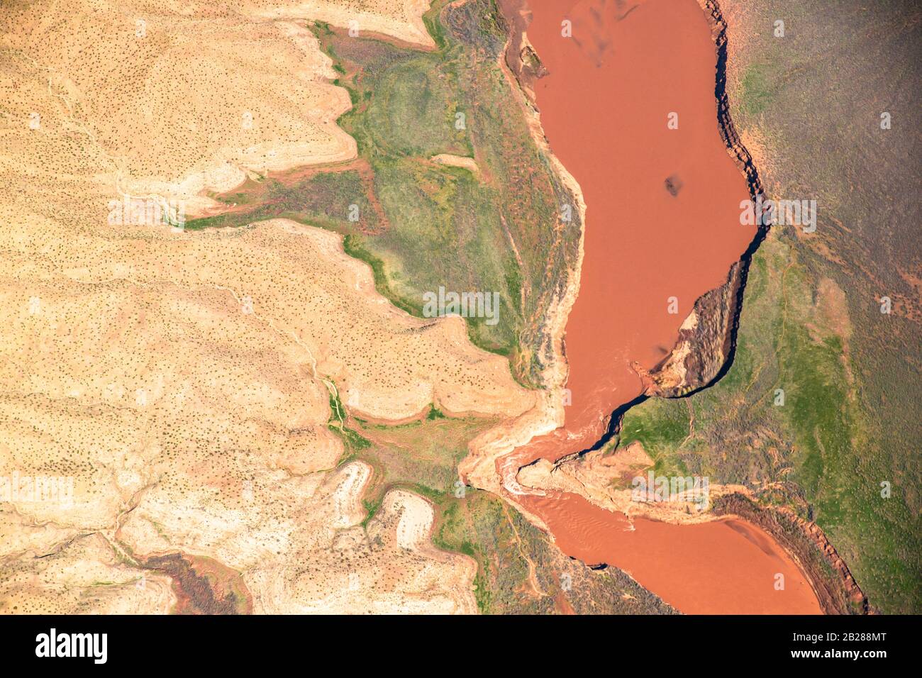 Fotografia aerea della forma pianerottolana sull'Arizona con il fiume Colorado in vista Foto Stock