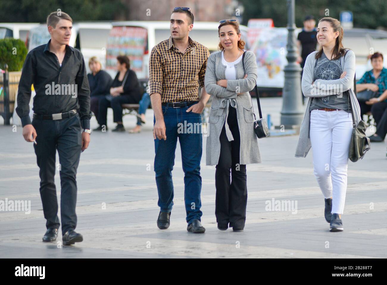 Famiglia armena a piedi in Piazza della Repubblica, Yerevan. Armenia Foto Stock